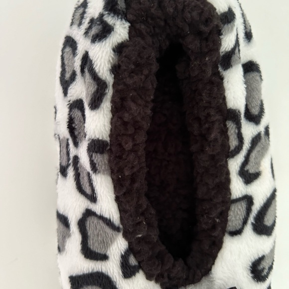 BNWT Leopard Print Fleeced Lime Grip Bottom Slippers Size 9 - 10 - Picture 2 of 4